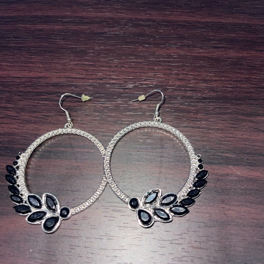 4 Random Earrings - Picture 4 of 4